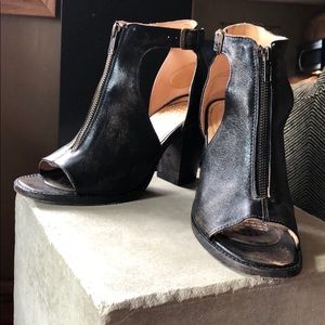 Zip up leather black sandal